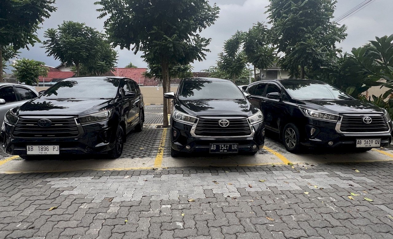 rental mobil Jogja dengan sopir - Tersedia pilihan mobil beragam, dari city car hingga Hiace untuk rombongan. Sewa mobil Jogja sekarang dan jelaja
